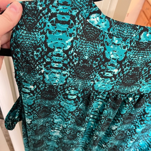 NWOT Stretch Tank Notations - Picture 4 of 5